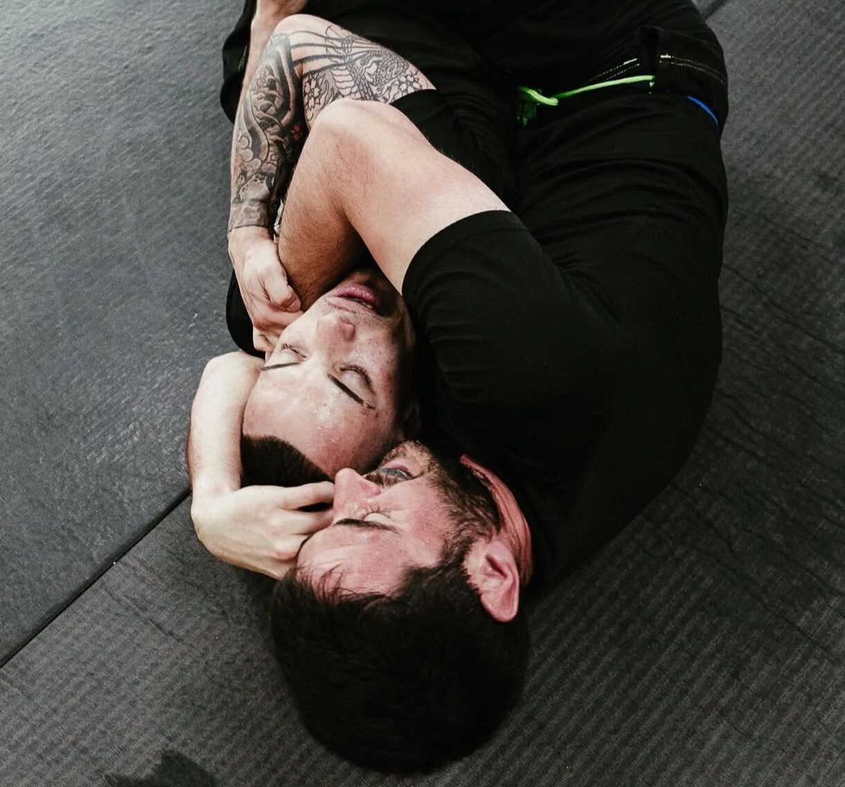 Técnica de control entre alumnos de MMA en Skullman Fight Team Barcelona
