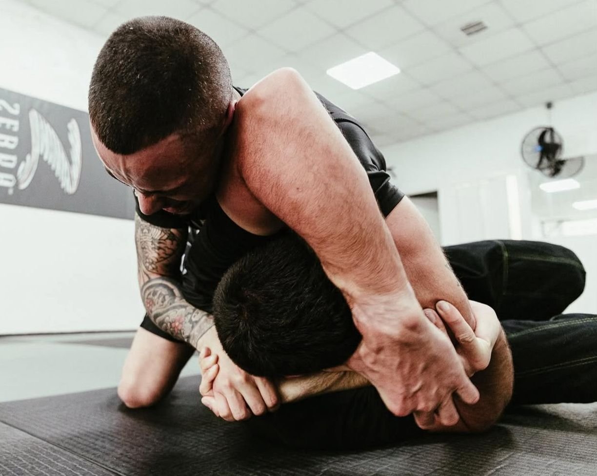 Alumno practicando control en suelo en BJJ Barcelona