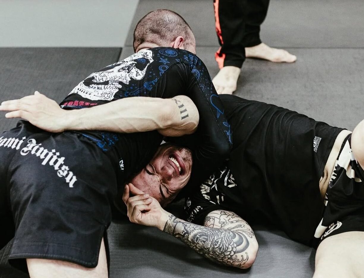 Técnicas de suelo en clase de MMA en Barcelona