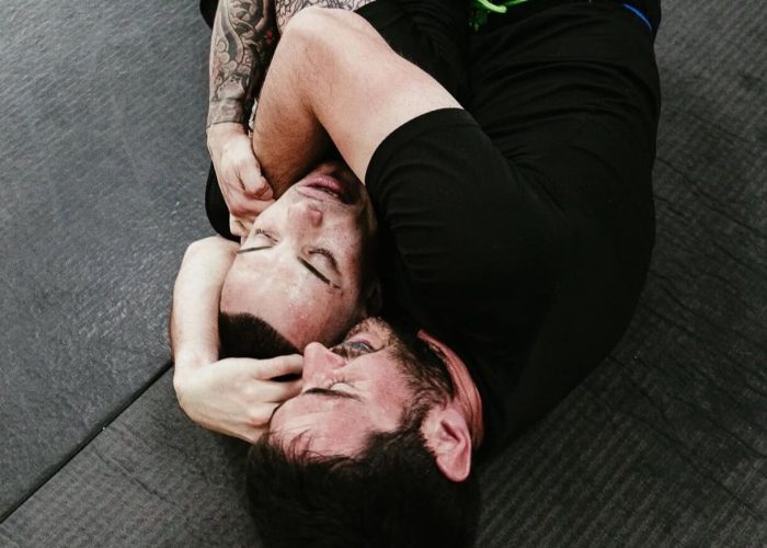 Técnica de control entre alumnos de MMA en Skullman Fight Team Barcelona
