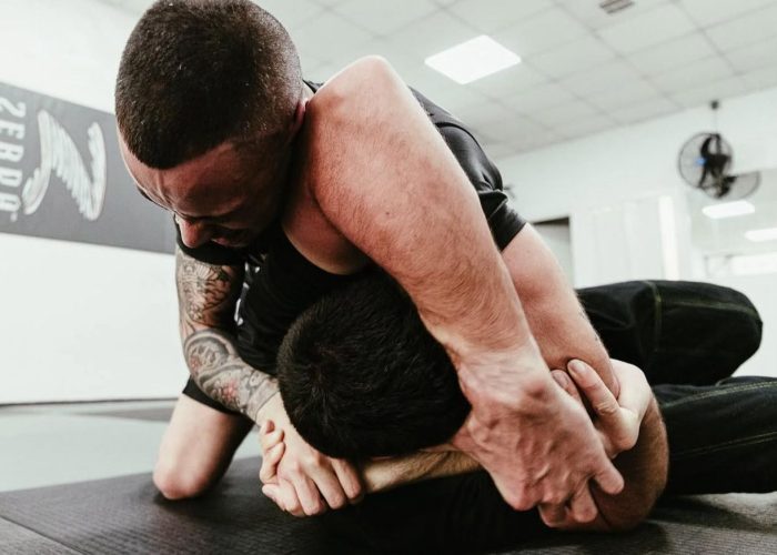Alumno practicando control en suelo en BJJ Barcelona